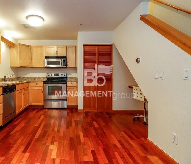 Building Photo - Spacious Riverfront Condo- Beautiful Condo w/River View from Bedroom! Parking Included!