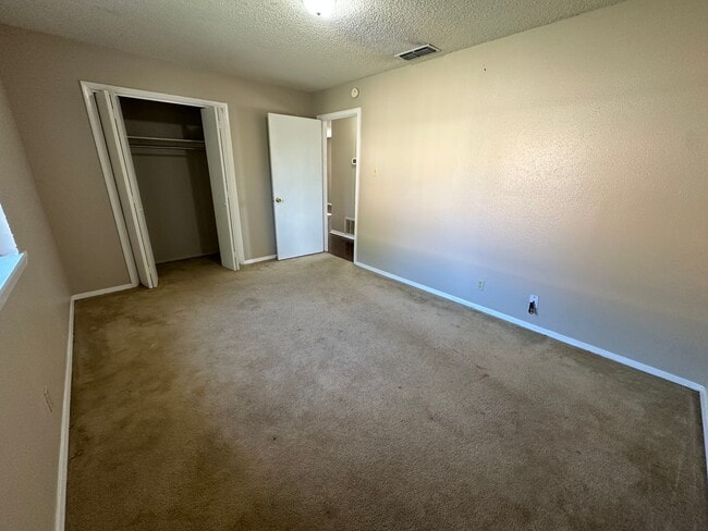Building Photo - 210 Memory Ln