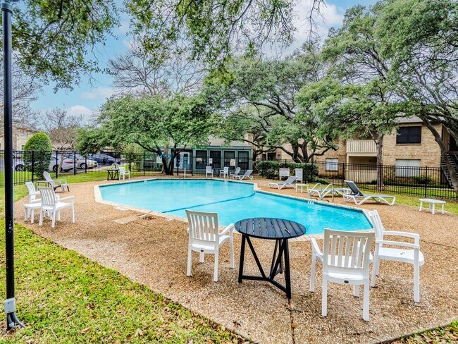 Building Photo - 8305 Summer Side Dr