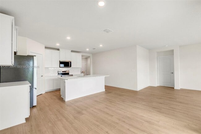 Building Photo - 9082 Venetian Sq