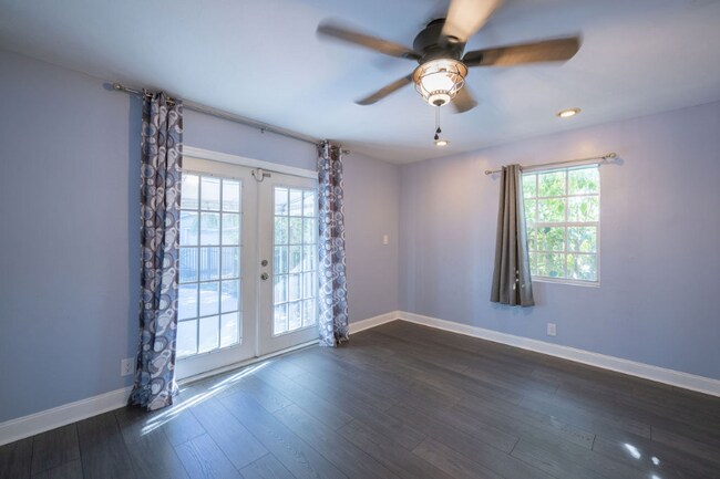 Building Photo - 902 NE 34th St