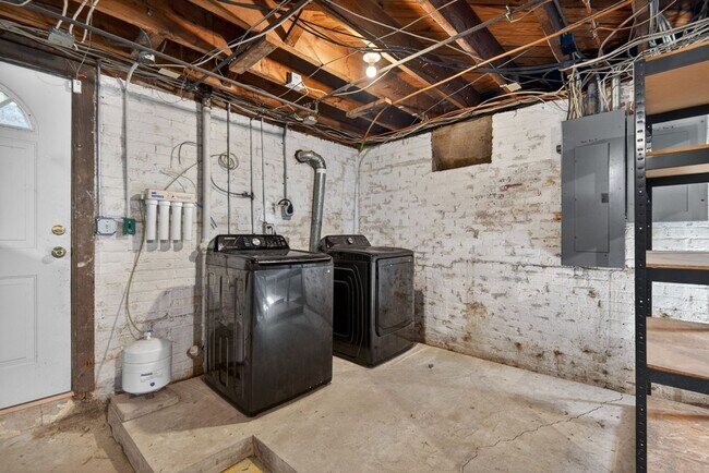 Building Photo - 1436 Acadia St