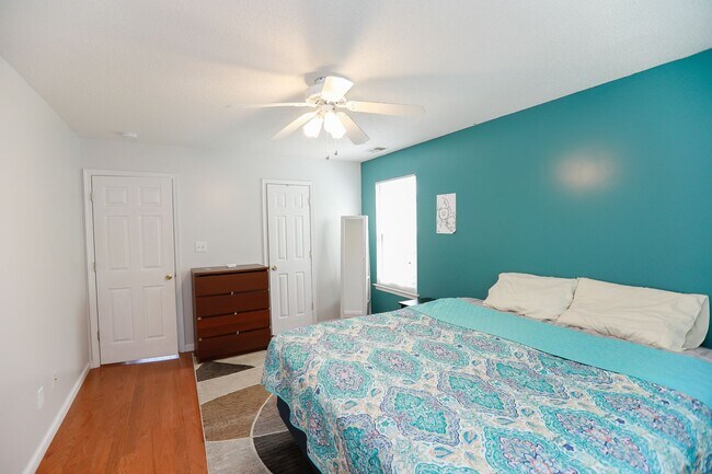 Building Photo - Modern Comfort in a Peaceful Setting – 4BR...
