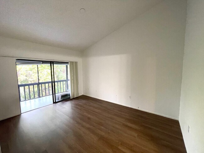 Building Photo - Spacious 2Bed/2Bath Condo for Rent!! Sarasota