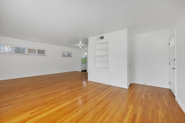 Building Photo - Oakhurst Duplex