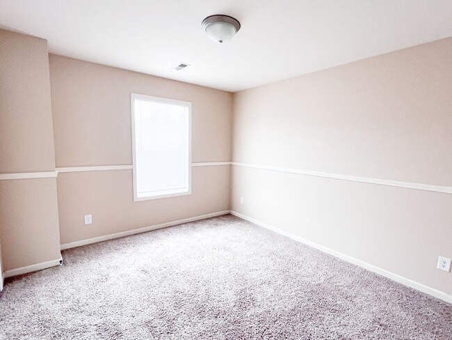 Building Photo - 2 Bedroom 1.5 Bath Townhome