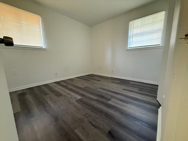 Building Photo - FOR RENT – 4 BEDROOM HOME AVAILABLE NOW