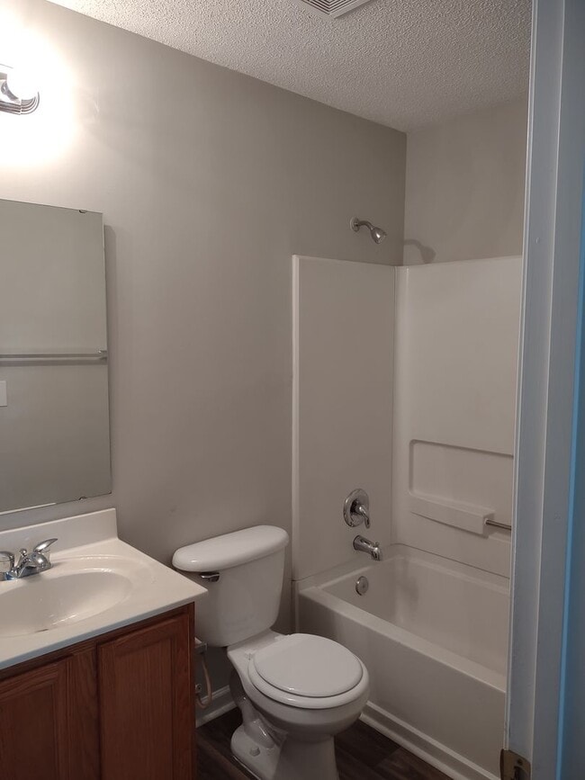 Building Photo - GREAT Four Bedroom Home Located in the Sum...