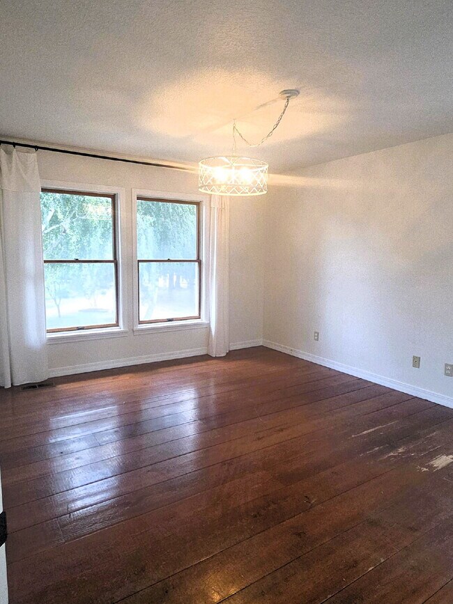 Building Photo - Spacious home in country setting, yet close to amenities