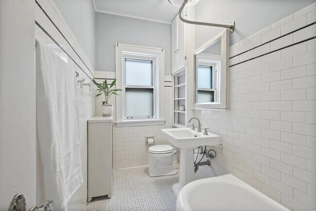 Building Photo - 906 Oakton St
