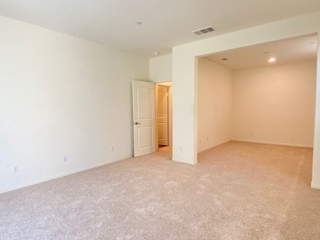 Building Photo - Beautiful 6 bed and 4.5 bath home in West ...