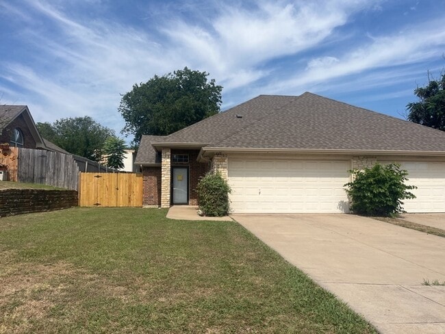 Primary Photo - 3 Bedroom 2 bath Duplex! Curtis elementary...