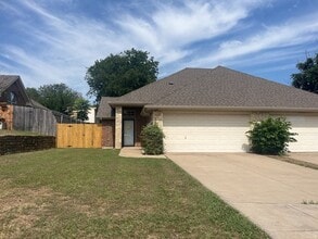 Building Photo - 3 Bedroom 2 bath Duplex! Curtis elementary...