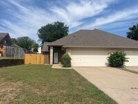 Building Photo - 3 Bedroom 2 bath Duplex! Curtis elementary...