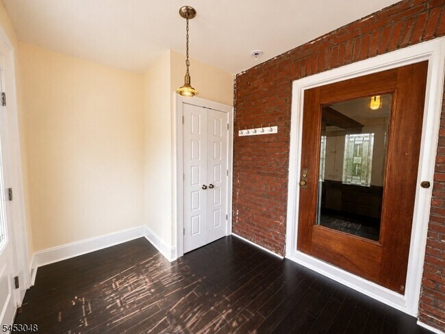 Building Photo - 2 Cloverhill Pl