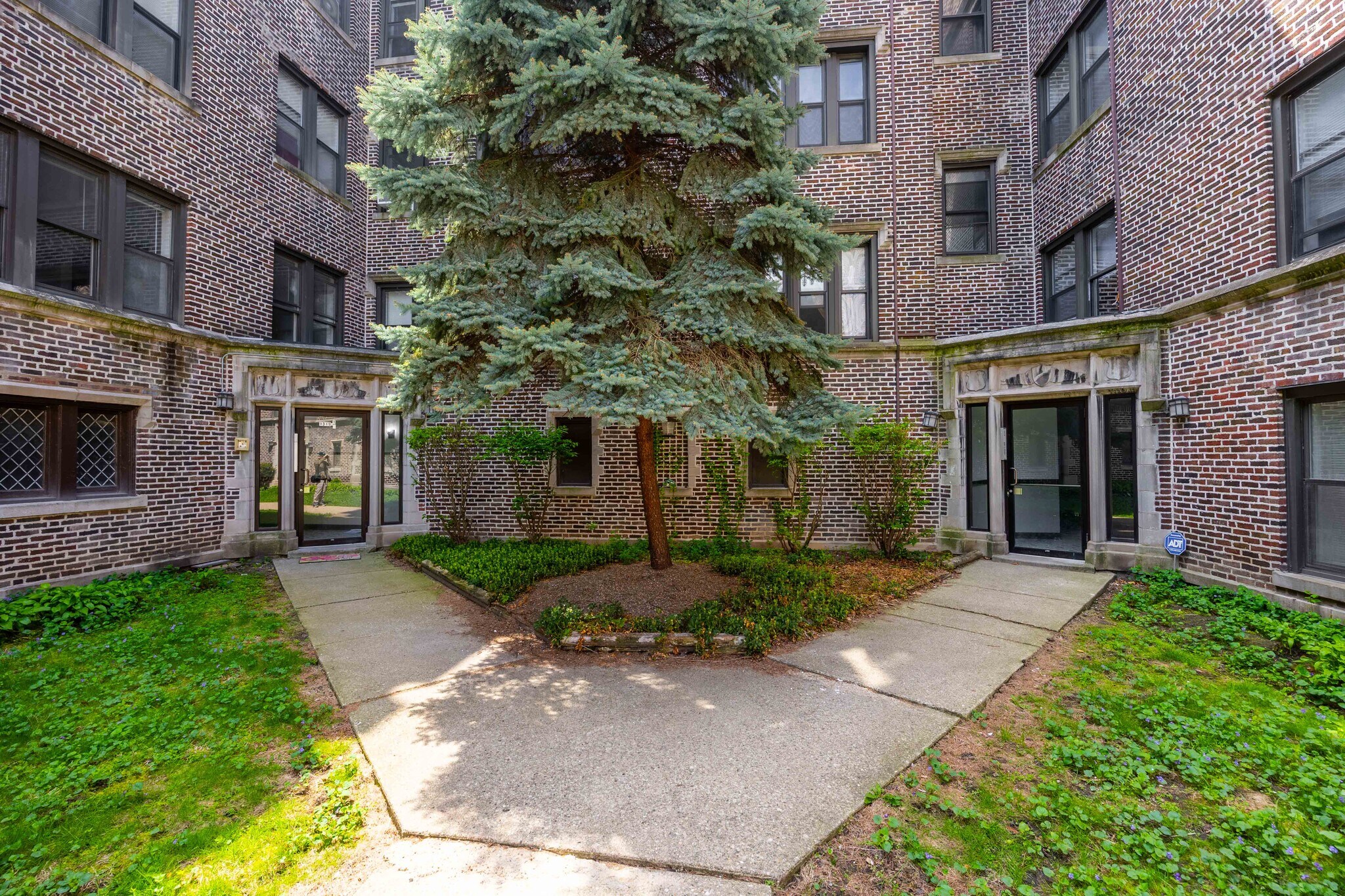 Building Photo - 1319 W Estes Ave