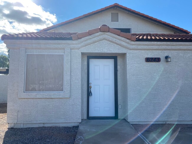 Interior Photo - Gorgeous Townhouse with Private Yard and W...