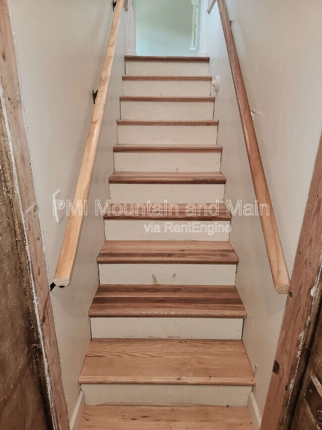 Building Photo - 488 Lake Hosea Dr