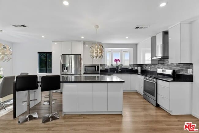 Building Photo - 10915 Ayres Ave