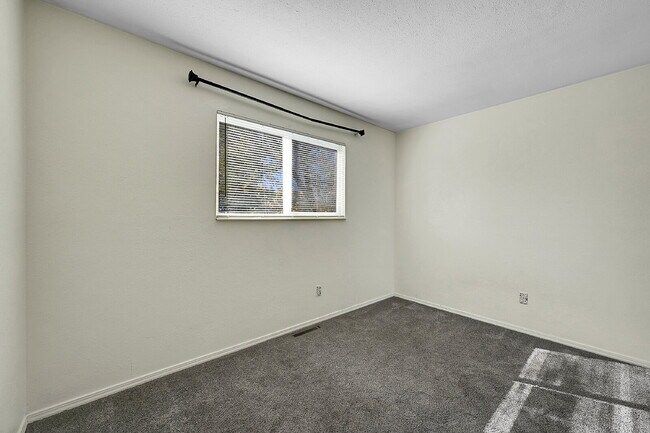 Building Photo - $1,900.00, 3-bed, 2-bath located in Colora...