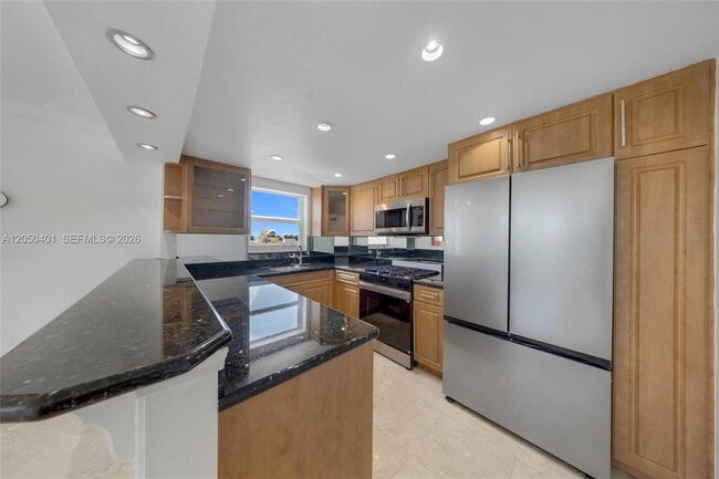 Building Photo - 720 Collins Ave