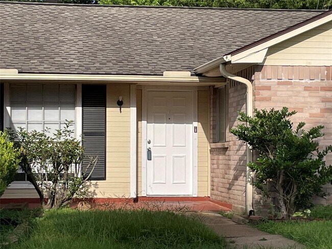 Building Photo - 1011 E Brompton Dr