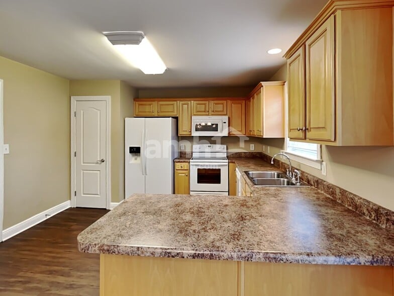 Building Photo - 3012 Clyde Cir