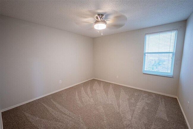 Building Photo - Totally Remodeled 4 bed 2 bath
