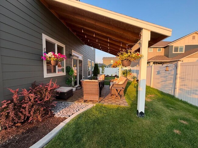Building Photo - Beautiful Home in the Valley