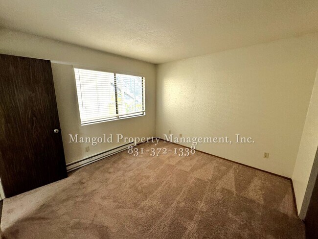 Building Photo - Tanglewood Condominium With Beautiful Bay Views, Fireplace, and Private Deck!!