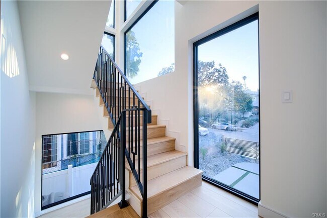 Building Photo - 616 S Mariposa Ave