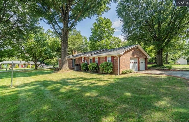 Building Photo - 825 Reynolds Rd