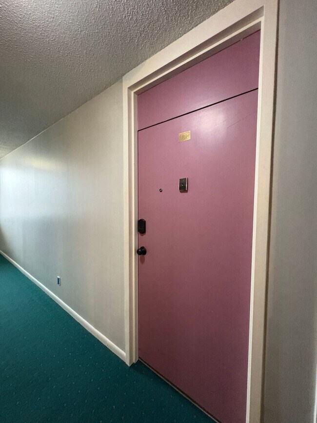 Building Photo - 2 Bedroom 2 Bathroom Condo with Pool