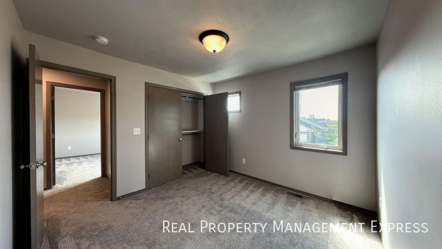 Building Photo - 3 Bed 2.5 Bath Townhome