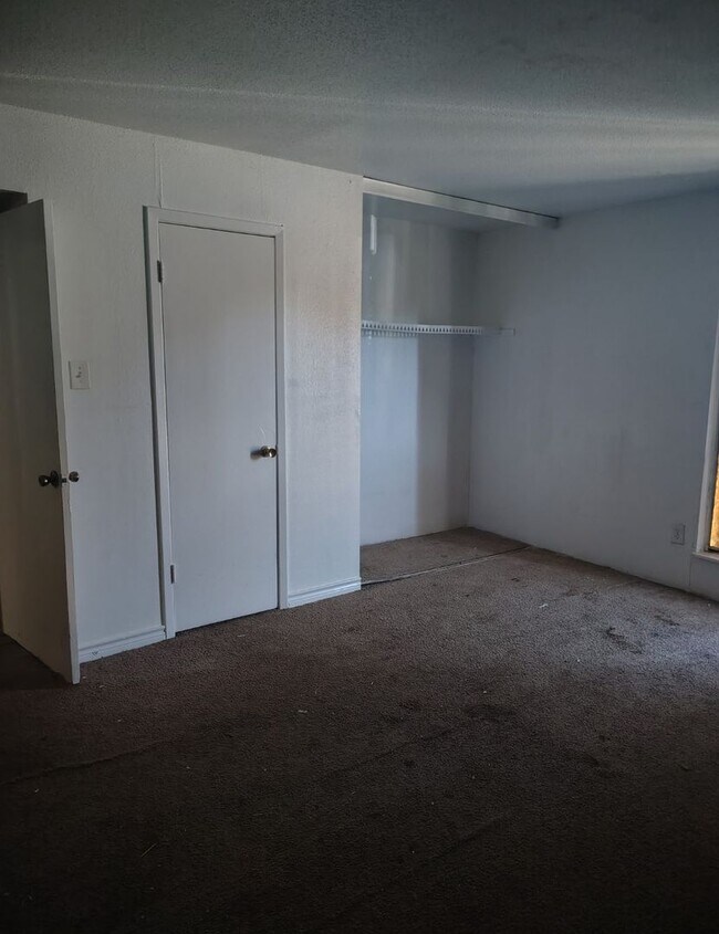 Building Photo - 5625 Antoine Dr