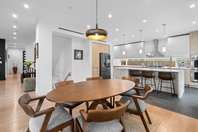 Building Photo - 5 Bed 4.5 Bath - Bethesda Contemporary Home