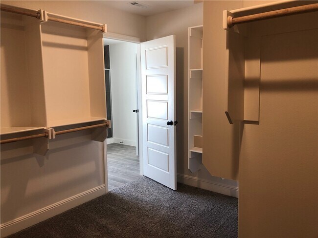 Building Photo - 448 Fox Cir