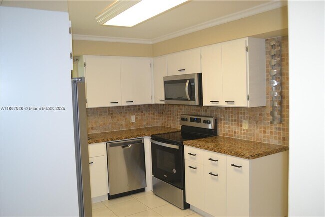 Building Photo - 491 Racquet Club Rd