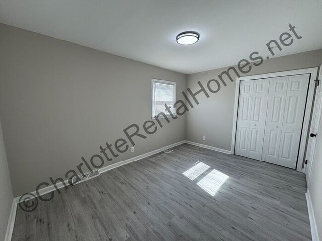 Building Photo - Fully updated 3 bedroom, 2.5 bath home in Monroe!