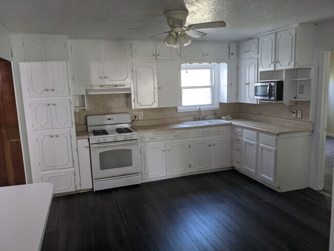 Building Photo - 3 Bed 2 Bath with Enclosed Patio, Fenced Yard, and Garage