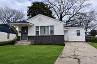 Building Photo - 318 Red Oak St