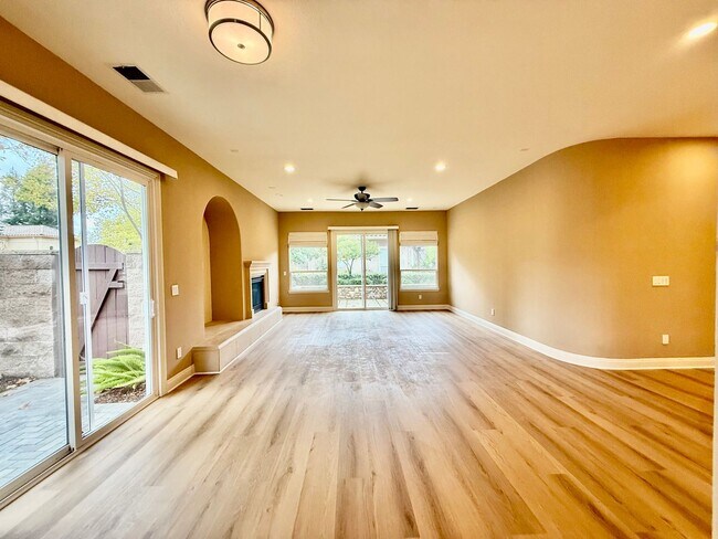 Building Photo - Executive Home available NOW