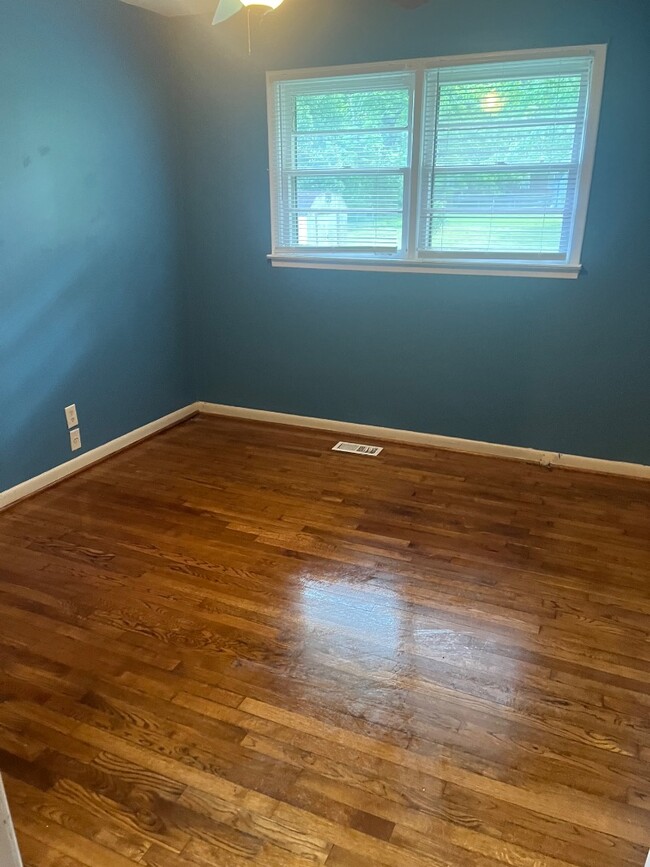 Building Photo - 1300 Sherwood Dr