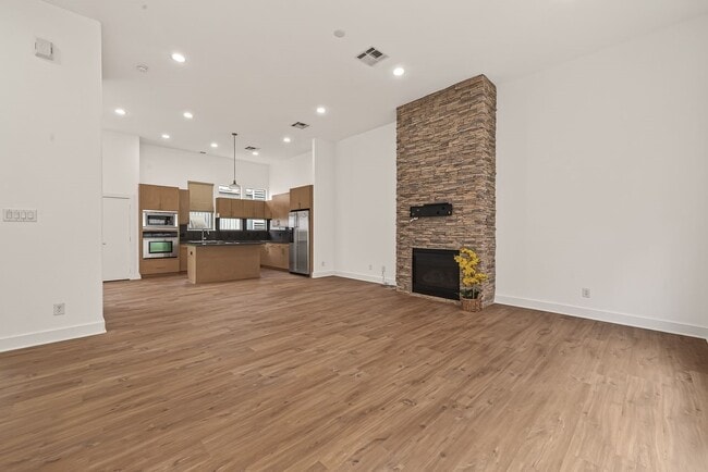 Building Photo - 724 Ruthven St