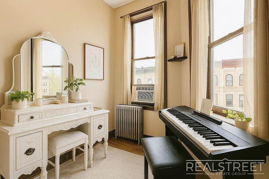 Building Photo - Spacious 1.5-Bedroom Penthouse Apartment i...