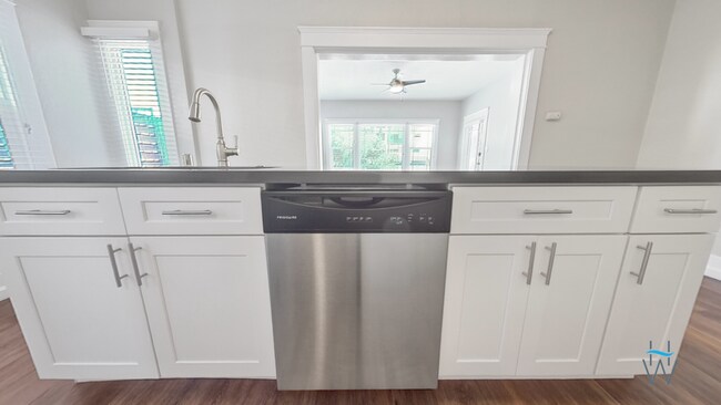 Building Photo - Renovated 2bd/1ba with huge kitchen & full...