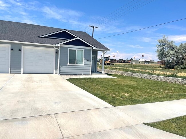 Building Photo - Gorgeous New Construction Townhome