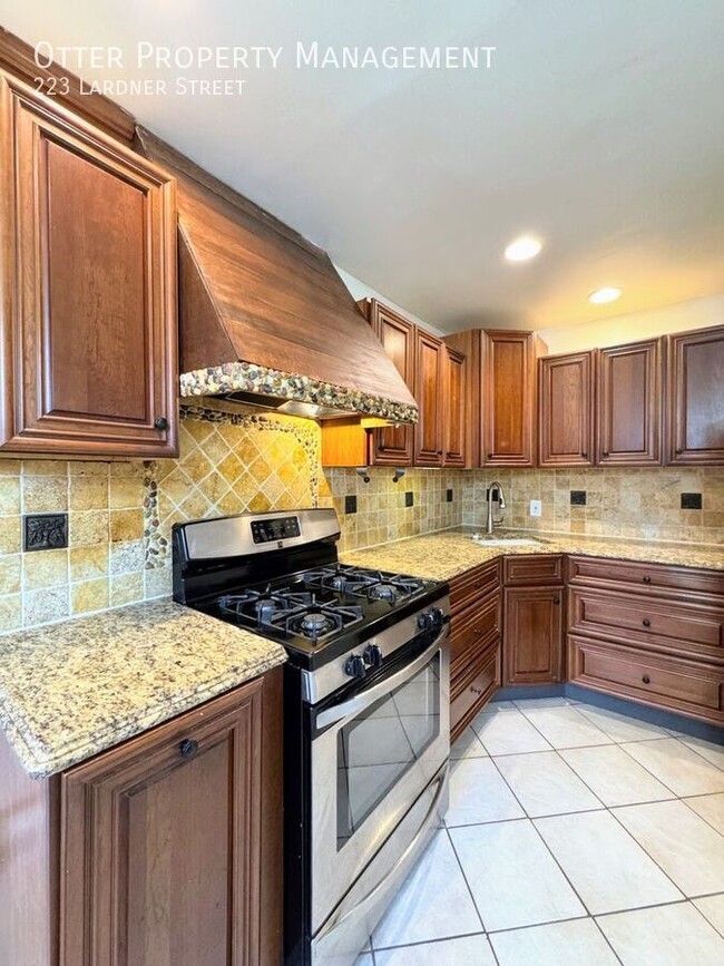 Building Photo - 223 Lardner St