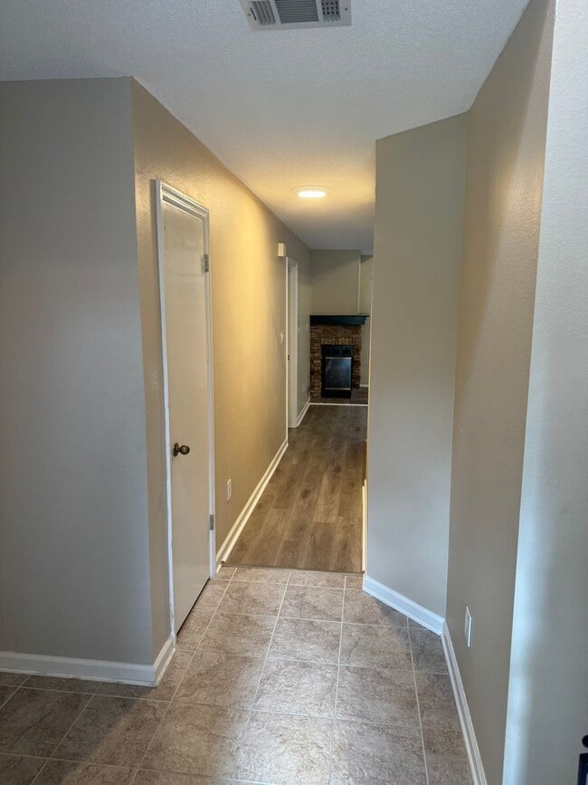 Building Photo - Great Location! North East Tallahassee