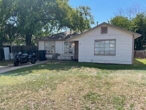 Building Photo - NW- 2 BEDROOM 1 BATH